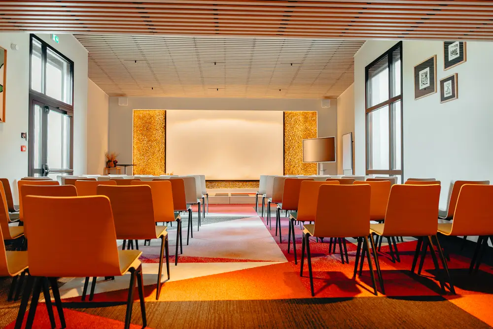 Salle La Chapelle en configuration réunion pour un événement professionnel à l’Hôtel Parc du Landreau
