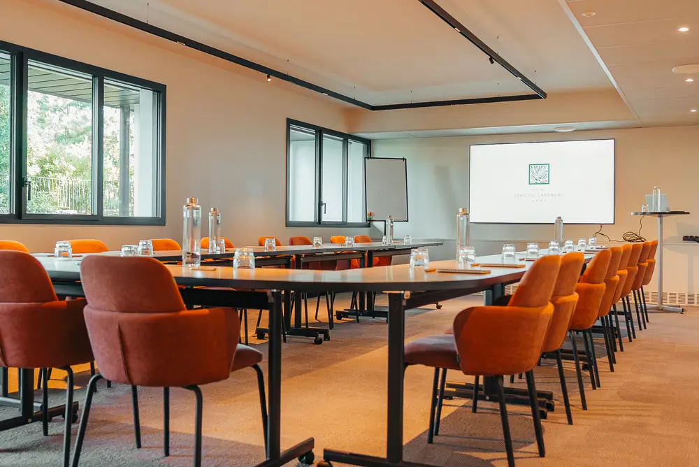 Salle Les Alouettes en configuration réunion pour un événement professionnel à l’Hôtel Parc du Landreau