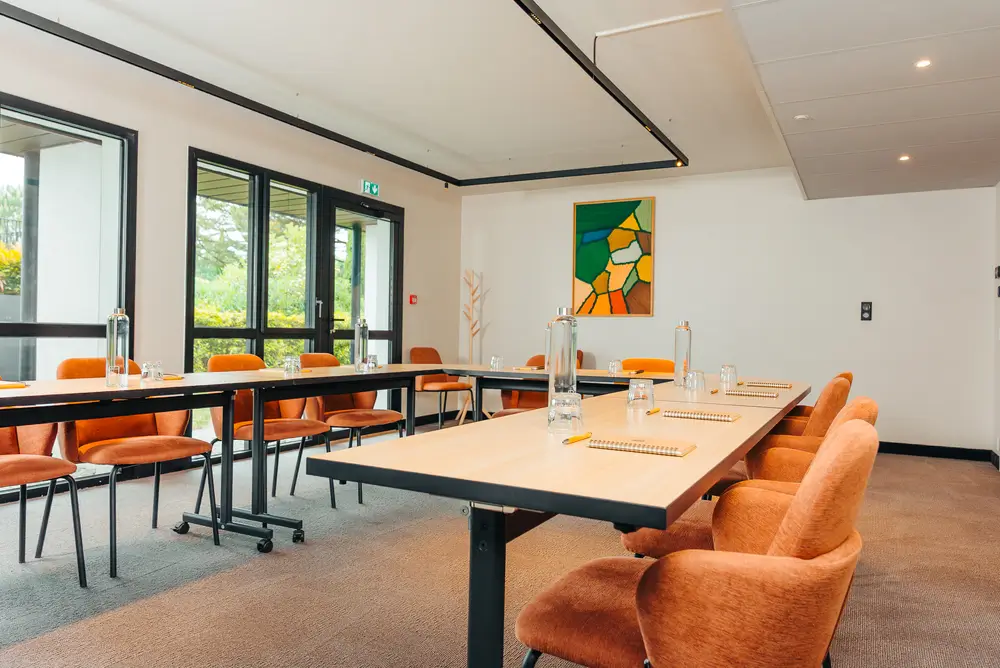 Salle Le Bocage en configuration réunion pour un événement professionnel à l’Hôtel Parc du Landreau