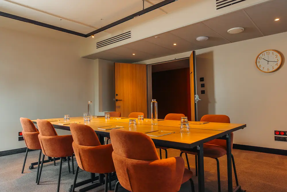 Salle de travail Les Genêts pour séminaire entreprise Vendée à l’Hôtel Parc du Landreau